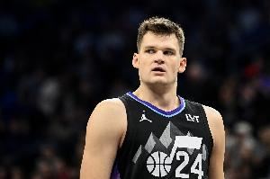 很稳！凯斯勒半场6中4贡献10分4板 三分2中1