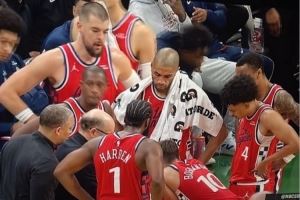 球迷晒照:快船关键时刻是小范在画战术 泰伦·卢在外圈围观🤬